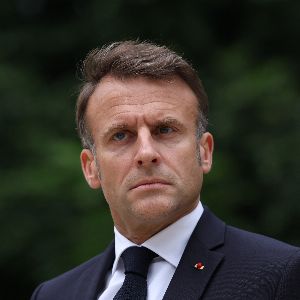 "Le choc de Macron au Louvre : rénovation urgente pour sauver le joyau artistique"