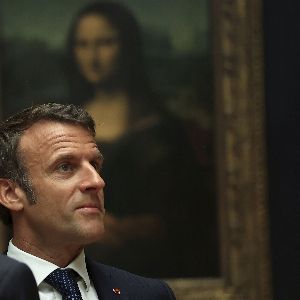 "Macron fait sensation au Louvre, entre affirmation de son pouvoir et ambiguïté de sa cohabitation"