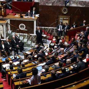 "Scandale à l'Assemblée : le relèvement des cotisations sur les bas salaires supprimé en commission"