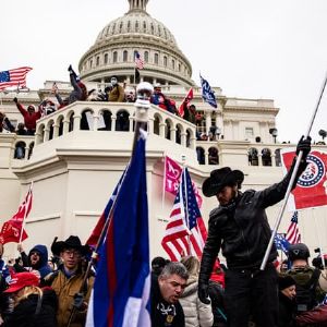 "Trump gracie un assaillant du Capitole, abattu par la police après un refus d'obtempérer"