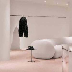 "Alaïa inaugure un temple du luxe à Paris : embarquement immédiat pour une expérience mode et gourmande"