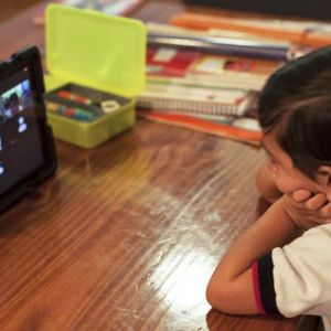 "Alerte ! Les écrans nuisent aux enfants selon 63% des parents"