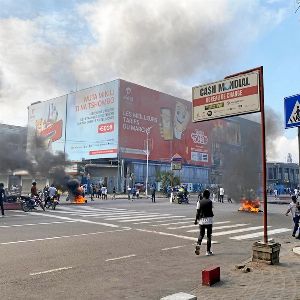 "Chaos à Kinshasa : manifestations violentes et ambassades attaquées"