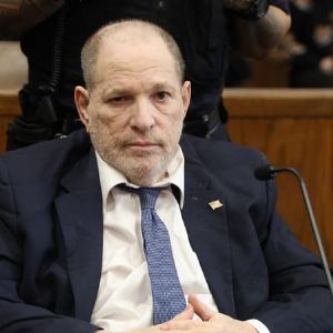 "Harvey Weinstein implore la justice de le sortir de prison pour raisons médicales"