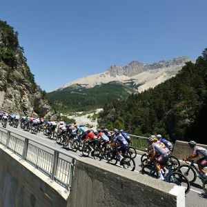 "Incroyable révélation : ce célèbre cycliste français risque de perdre la vue !"