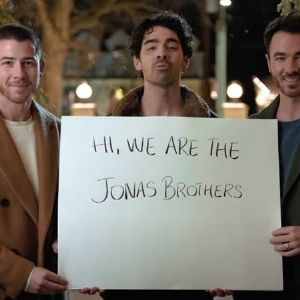 "Les Jonas Brothers préparent une comédie épique de Noël pour Disney"