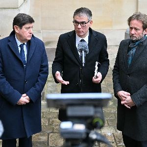 "Les socialistes mettent la pression sur le gouvernement pour obtenir des concessions budgétaires"