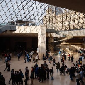 Les syndicats du musée du Louvre perplexes face aux annonces d'Emmanuel Macron : réactions en cascade !