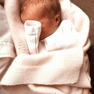 "Nouvelle princesse pour la famille royale d'Angleterre : Athena Elizabeth Rose fait son entrée !"