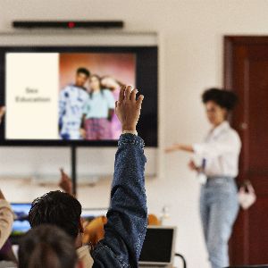 "Polémique autour du nouveau programme d'éducation sexuelle : interview exclusive"