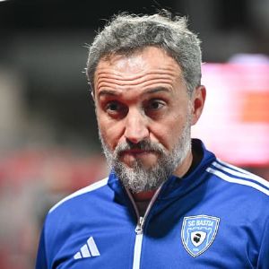 "Scandale en Ligue 2 : l'entraîneur Bastia suspendu pour geste fou"