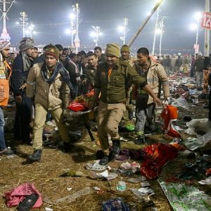 "Tragédie à la Kumbh Mela : 15 fidèles périssent dans une bousculade meurtrière en Inde"