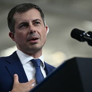 "Affaire Pete Buttigieg : Sa réponse cinglante à Trump après les accusations sur le crash de Washington"