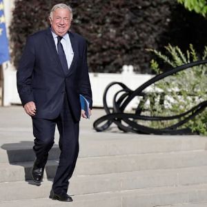 "Alerte : Larcher met la pression sur les socialistes concernant le budget de l'État"