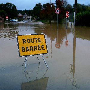 "Alerte rouge crue maintenue dans plusieurs départements"