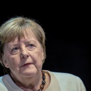 "Angela Merkel critique violemment une alliance inédite avec l'extrême droite en Allemagne"