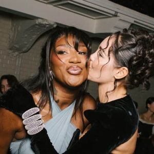 "Baiser surprise entre Aya Nakamura et Nabilla lors de la Fashion Week"