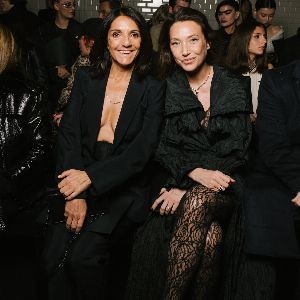 "Florence Foresti dévoile ses atouts au défilé Jean-Paul Gaultier en duo avec sa fille Toni, qui en est impressionnée !"