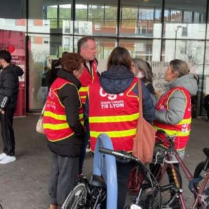 "Grève persistante des brancardiers et préparateurs en pharmacie à l'hôpital privé Mermoz de Lyon"