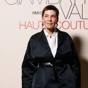 "Incroyable ! Cristina Córdula fait une chute mémorable lors de la Fashion Week de Paris"