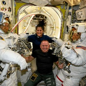 "Incroyable : Deux astronautes restent coincés dans l'espace depuis sept mois !"