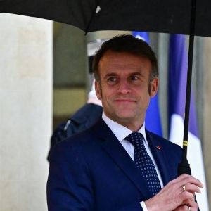 "Incroyable : Emmanuel Macron s'invite dans un bar PMU et surprend tout le monde !"