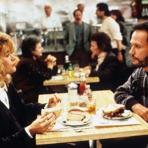 "Meg Ryan et Billy Crystal recréent la scène culte de l'orgasme 36 ans après dans un diner new-yorkais pour une publicité inattendue"