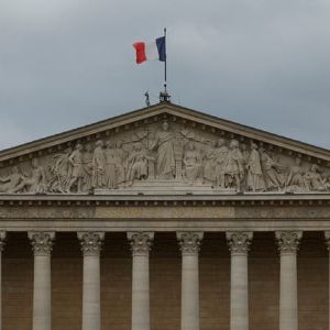 "Réunion cruciale pour le budget de l'État : députés et sénateurs à l'Assemblée nationale"