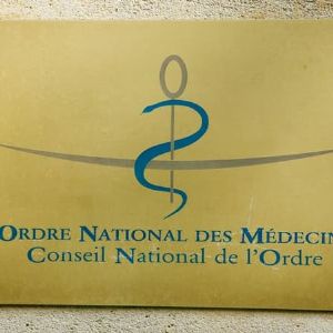 "Scandale : un gynécologue sanctionné pour discrimination envers une patiente transgenre"