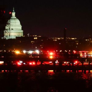 Un hélicoptère militaire entre en collision avec un avion de ligne à Washington, causant le crash dans le fleuve Potomac