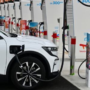 "Alerte : intentions d'achat en chute de 10 points à cause de l'absence de voitures électriques abordables !"