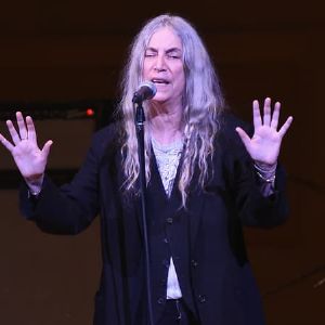 "Alerte ! Patti Smith victime d'un malaise en concert annule une représentation"