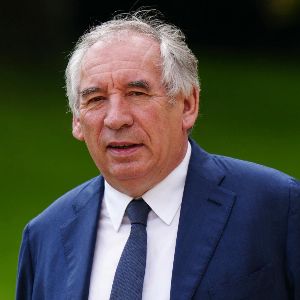 "Le dilemme de François Bayrou sur la fin de vie suscite les débats"