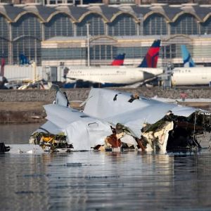 "Révélations choquantes sur le crash à Washington : les boîtes noires de l'avion récupérées, la tour de contrôle pointée du doigt"