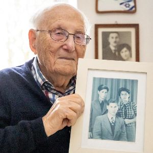 "Scandale en Allemagne : rescapé de la Shoah abandonne sa décoration suite à une alliance politique choquante"